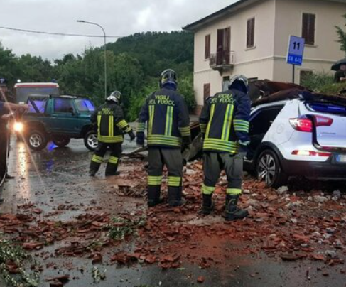 Photo de Mauvais temps, un homme et une femme sont morts à Lucques et Carrare : submergés par les arbres. A Massa 11 familles évacuées